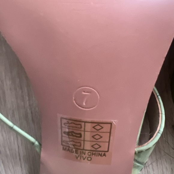 Green Croc-Embossed Women's Sandals Size 7 - Picture 7 of 7